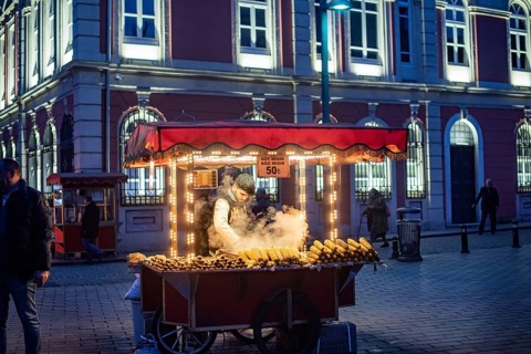 Istanbul, Turkey. January 3rd 2025. A street stall vendor selling sweet corn and roasted chestnuts,