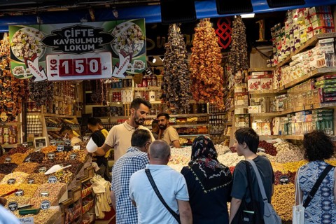 Istanbul, Turkey. September 18th 2025. A busy street market stall selling nuts, Turkish Delight and