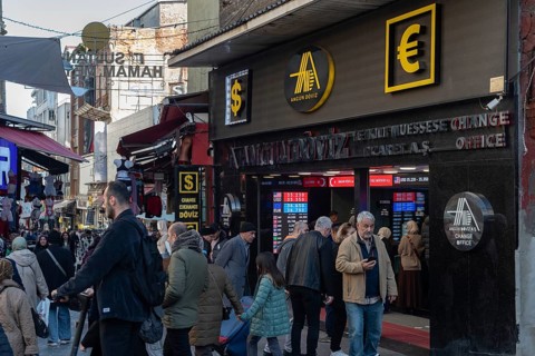 Istanbul, Turkey 7th January 2025. A Turkish currency exchange office in a busy shopping street in