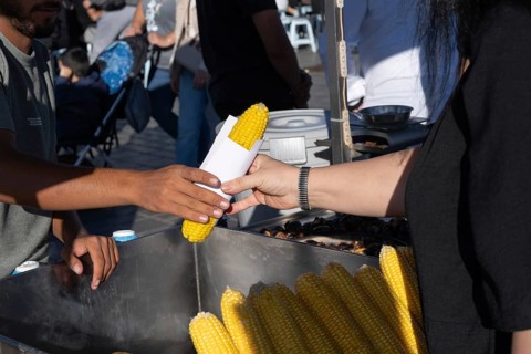 Istanbul, Turkey. September 18th 2025. A customer buying freshly boiled sweet corn known as Misr in