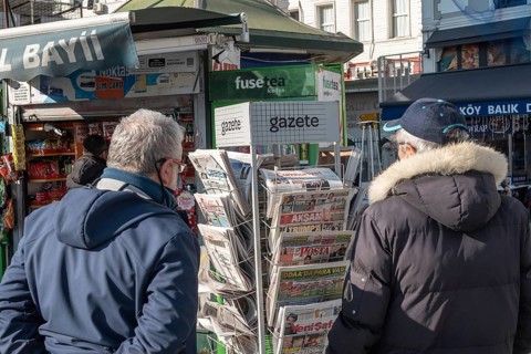 Istanbul, Turkey. January 3rd 2025. Turkish customers browse newspapers and magazines outside a