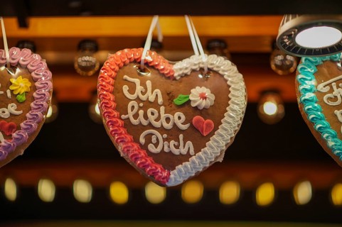 Gingerbread heart with lettering ICH LIEBE DICH Süßwarenstand, Stuttgart, Baden-Württemberg,