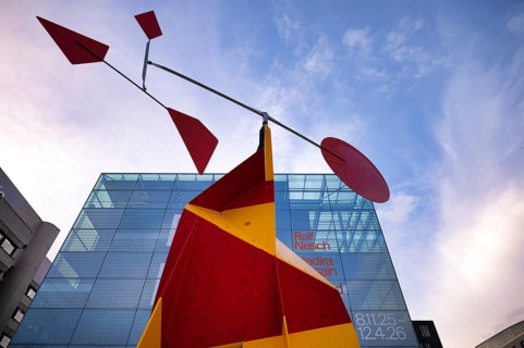 Plastic crinkly avec disco rouge by Alexander Calder in front of the art museum, Cube, glass cube,