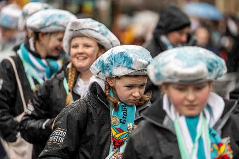 Rose Monday procession in Düsseldorf, parade participants, foot groups, make themselves rainproof,