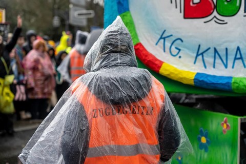 Rose Monday procession in Düsseldorf, parade participants, foot groups, make themselves rainproof,