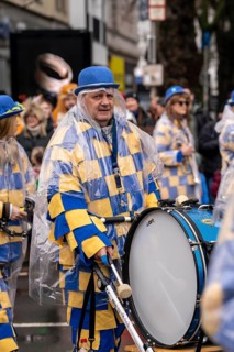 Rose Monday procession in Düsseldorf, parade participants, foot groups, make themselves rainproof,