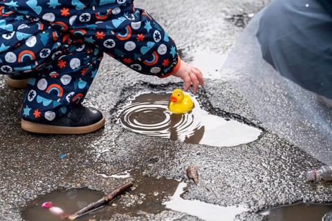 Rose Monday procession in Düsseldorf, parade participant, child playing with plastic ducklings
