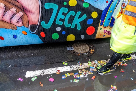 Rose Monday procession in Düsseldorf, remains of camels, confetti, various carnival trash, stuck on