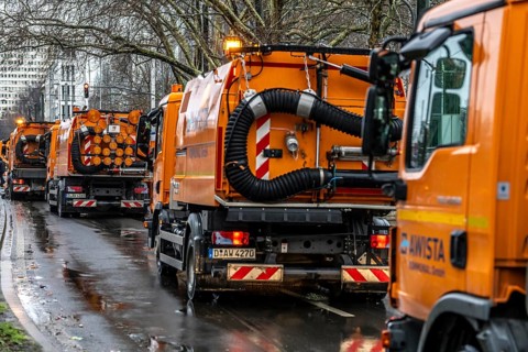 Sweeping on Rose Monday in Düsseldorf, the municipal utilities clean up after the train, confetti,
