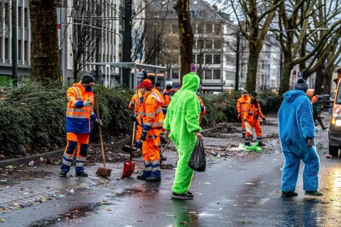 Sweep on Rose Monday in Düsseldorf, the municipal utilities clean up after the train, confetti,