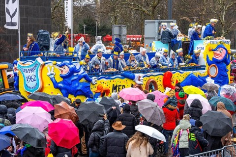 Rose Monday procession in Düsseldorf, theme floats and foot groups of the carnival societies and