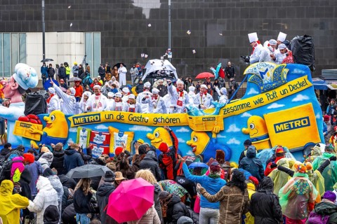 Rose Monday procession in Düsseldorf, theme car from companies, here wholesale company Metro, at