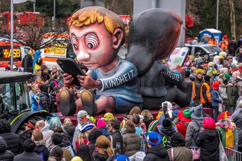 Rose Monday procession in Düsseldorf, theme car by wagon manufacturer Jacques Tilly, topic of