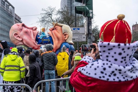 Rose Monday procession in Düsseldorf, theme car of wagon maker Jacques Tilly, Putin and Trump eat