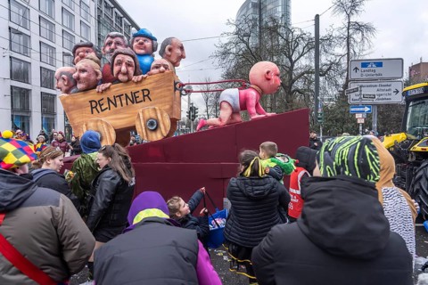 Rose Monday procession in Düsseldorf, theme car by wagon manufacturer Jacques Tilly, theme pension