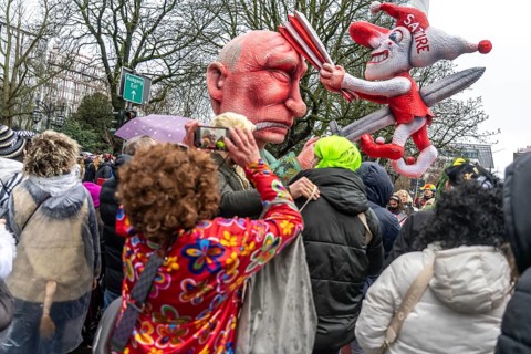 Rose Monday procession in Düsseldorf, theme car by wagon maker Jacques Tilly, Putin impales the