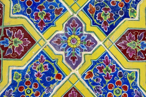 Coloured Bencharong ceramic tiles, circular gallery (Phra Rabieng) around the central chedi, Wat