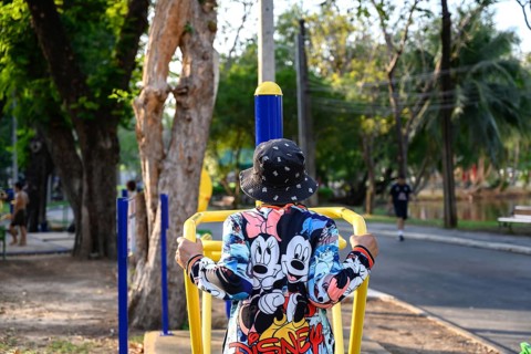 Bangkok, Thailand. March 4th 2025. An elderly lady uses the public outdoor gym exercise machines in
