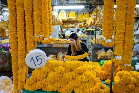 Bangkok, Thailand. March 2rd 2025. A Thai woman making traditional flower garlands at Pak khlong