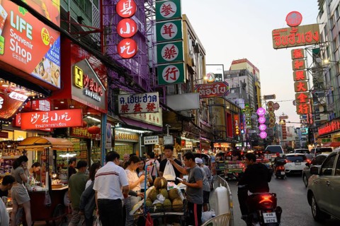 Bangkok, Thailand. February 18th 2025. Busy evening crowds along Yaowarat Road, Chinatown, Bangkok,