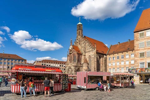 Market stalls and Church of Our Lady am Hauptmarkt, Nuremberg, Bavaria, Germany