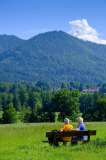 Elderly couple, seniors sitting on a rest bench, Bad Heilbrunn, Upper Bavaria, Bavaria, Germany