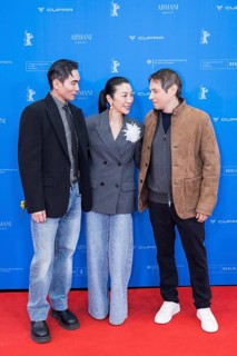Hang Chong, Michelle Yeoh and Sean Baker in front of the premiere of the film Everything Everywhere