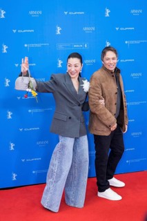 Michelle Yeoh and Sean Baker in front of the premiere of the film Everything Everywhere All At Once