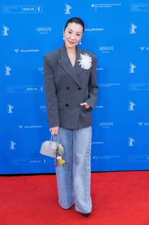 Michelle Yeoh in front of the premiere of the film Everything Everywhere All At Once at the