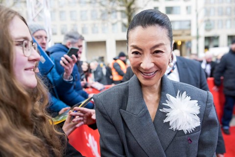 Michelle Yeoh has herself photographed with fans in front of the premiere of the film Everything