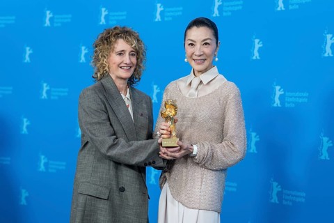 Tricia Tuttle (Artistic Director of the Berlinale) and Michelle Yeoh with the Golden Bear at the