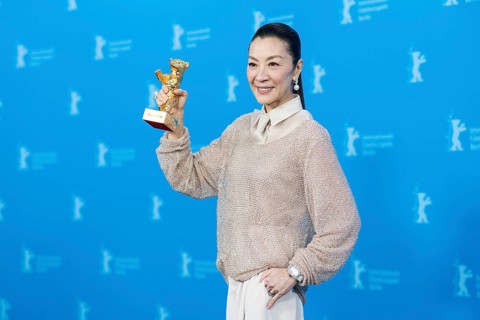 Michelle Yeoh with the Golden Bear at the photo call at the Hyatt Hotel Berlin on 13.02.2026. The