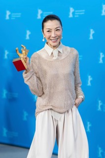 Michelle Yeoh with the Golden Bear at the photo call at the Hyatt Hotel Berlin on 13.02.2026. The