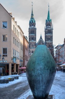 Large Totem sculpture by Henry Moore in front of St. Lorenz Church, Karolinenstr. Nürnberg, Middle