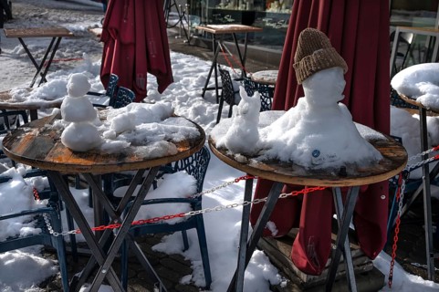 Little snowmen on bistro tables in front of a café, Nuremberg, Middle Franconia, Bavaria, Germany