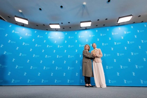 Tricia Tuttle (Artistic Director of the Berlinale) and Michelle Yeoh with the Golden Bear at the