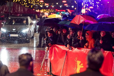 Fans in the rain with umbrellas at the opening of the Berlinale at the Theater am Potsdamer Platz