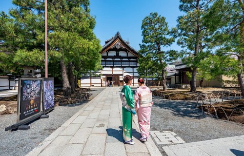 Japanese woman dressed in kimono in front of Kenninji Hombo, Kennin-ji Buddhist Temple,