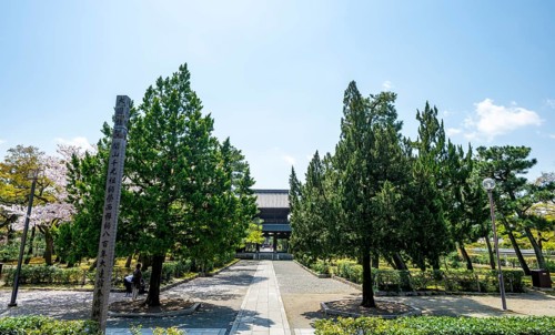 Sammon or Bogetsuro Gate, entrance to Kennin-ji Zen Buddhist Temple, Higashiyama, Kyoto, Japan