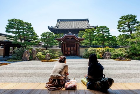 Two woman sitting on the veranda, Daioen Zen rock garden, abbot garden in front of the Kenninji