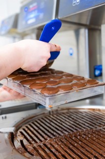 Removing the chocolate mold from a chocolate machine, vegan chocolate production, Haselstaller Hof,