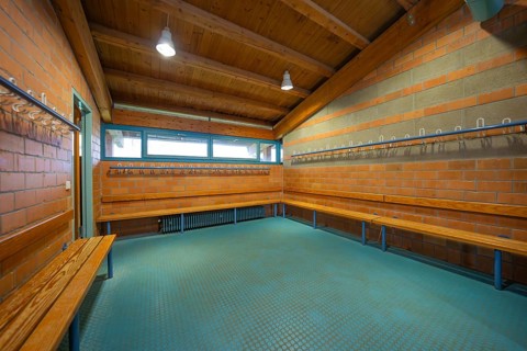 Large brick changing room with benches and coat hooks, Schlehengäu Sporthalle Gechingen, Calw