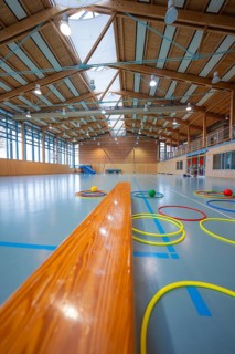 Tires lie on the floor of a gym next to a long wooden bench, Schlehengäu Sporthalle Gechingen, Calw