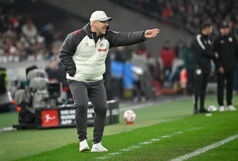 Coach coach Lukas Kwasniok 1. FC Cologne KÖ on the sidelines gesture gesture soccer Bundesliga,