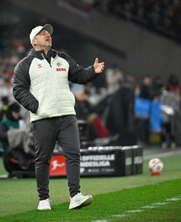Coach coach Lukas Kwasniok 1. FC Cologne KÖ on the sidelines Disappointment disappointed after