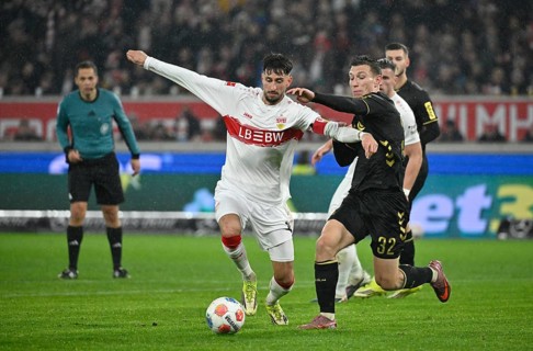 Atakan Karazor VfB Stuttgart (16) v Kristoffer Lund 1. FC Köln KOE (32) Referee Referee Robert