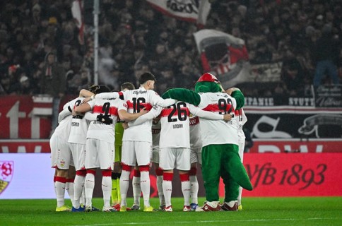Team building, circle of the VfB Stuttgart team in front of the start of the match with mascot