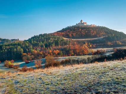 View of Wachsenburg Castle in autumn, meadow with hoarfrost, Burgenensemble Drei Gleichen,