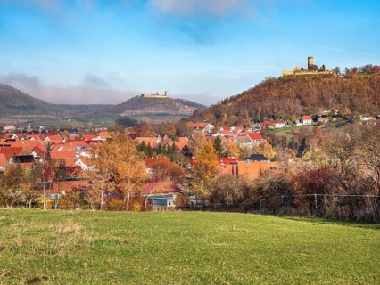 View of the village of Mühlberg and the ruins of Mühlburg and Gleichen Castle in autumn, castle