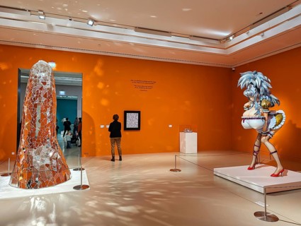 Exhibition room, oversized sculpture by Niki de Saint Phalle, obélisque de miroirs, phallus symbol,